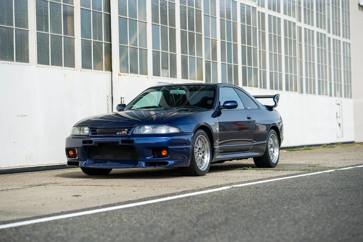 Nissan Skyline GT-R V-Spec 1995 berwarna Deep Marine Blue terparkir di area pameran lelang