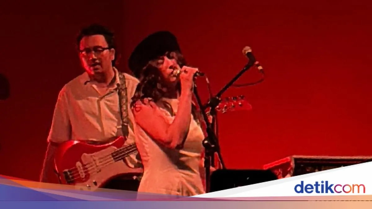 Aksi panggung Nusantara Beat dalam konser musik psychedelic-folk di Jakarta