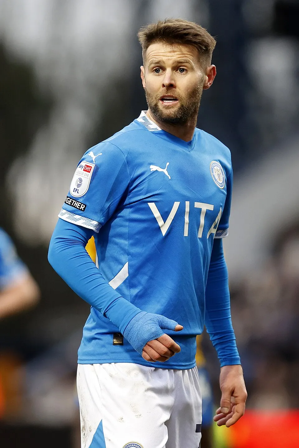 Oliver Norwood, gelandang bertahan berpengalaman yang memperkuat tim nasional Irlandia Utara dan Stockport County