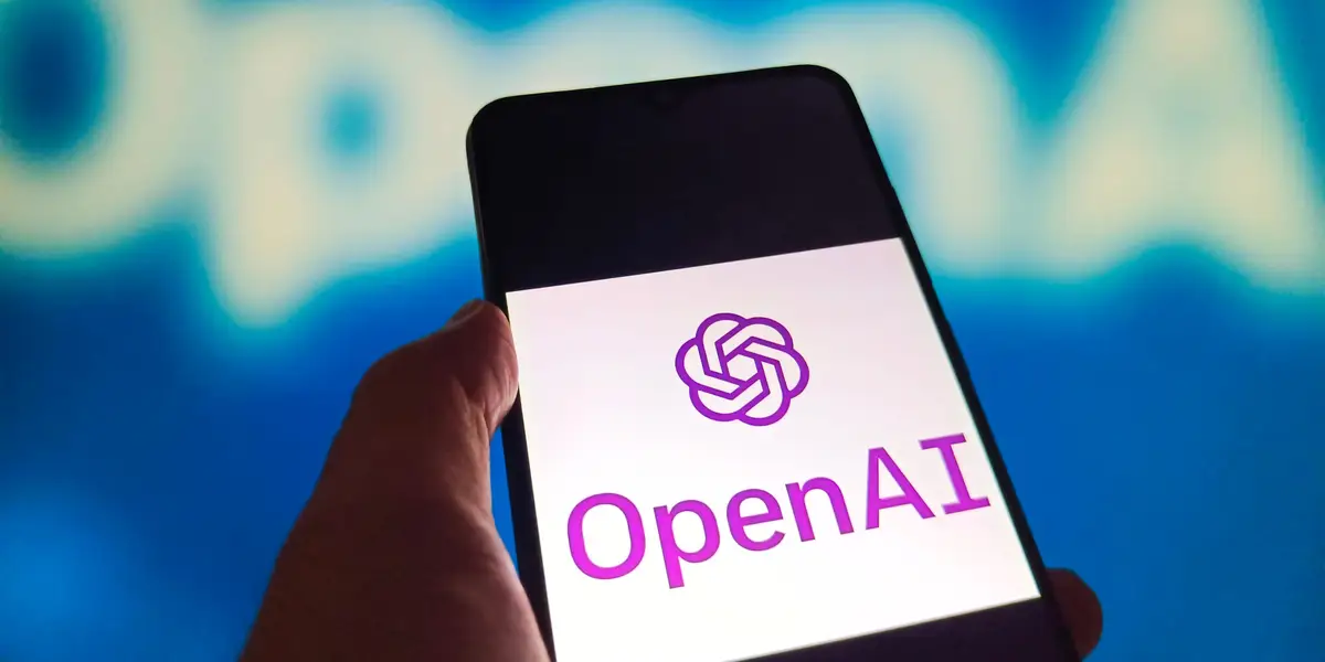 Ilustrasi presentasi OpenAI mengenai insiden peretasan Hugging Face oleh agen AI