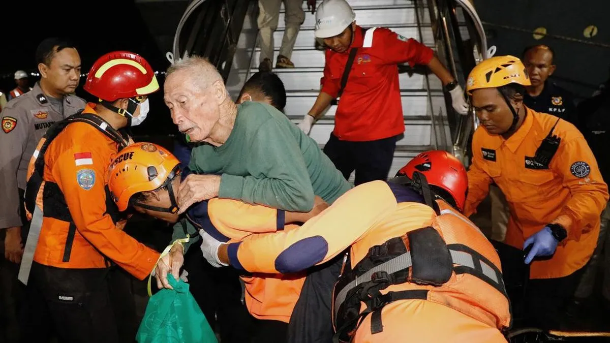 Evakuasi korban KMP Mutiara Sentosa II oleh Basarnas di Pelabuhan Tanjung Perak