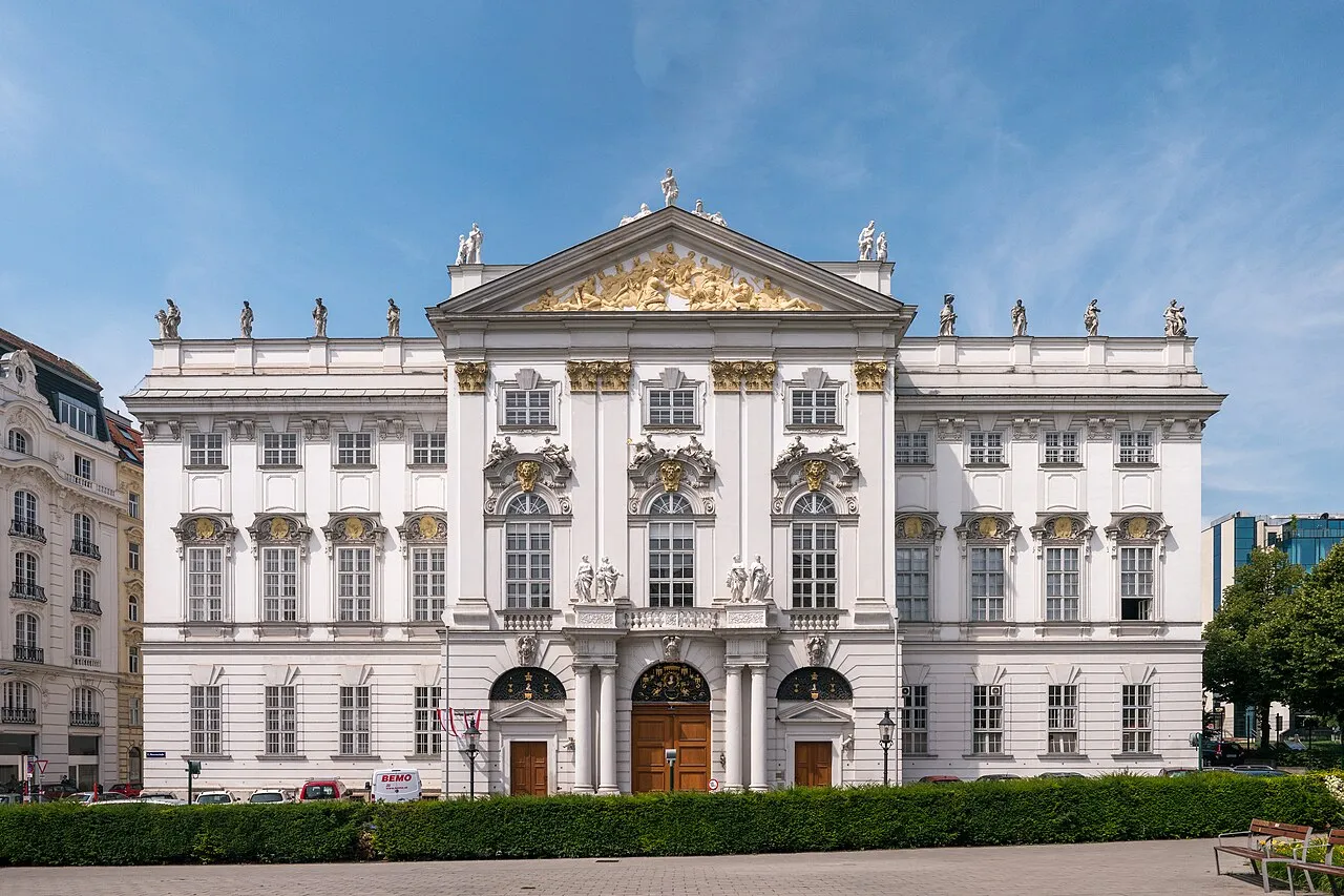 Palais Trautson berdiri megah sebagai salah satu mahakarya arsitektur Barok di kota Wina, Austria