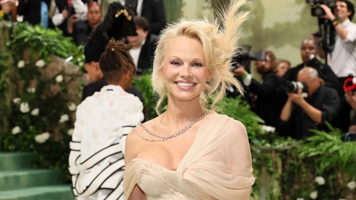 Aktris Pamela Anderson membagikan hobi berkebun sebagai alternatif olahraga