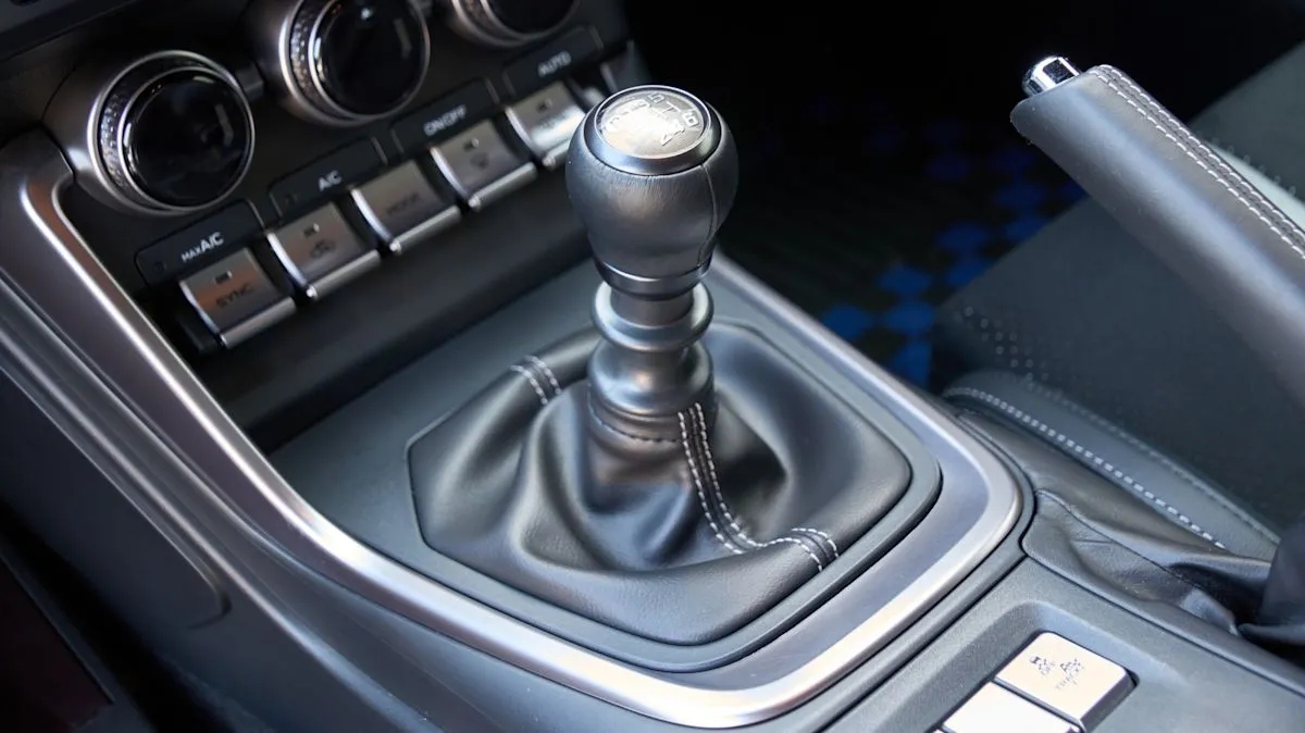 Panduan aman melewati gigi saat mengemudi mobil transmisi manual
