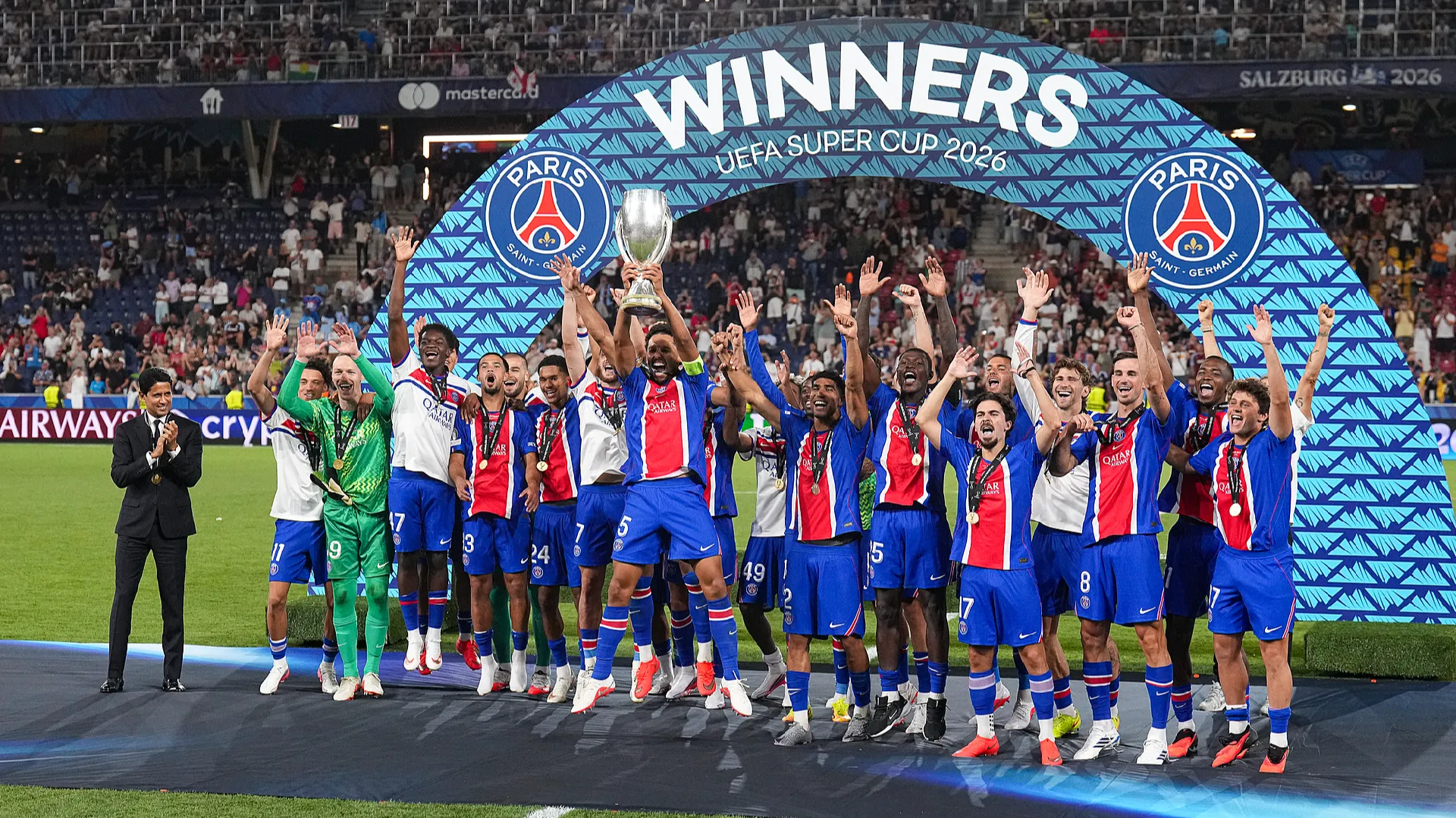 Kapten PSG Marquinhos mengangkat trofi UEFA Super Cup di Red Bull Arena Salzburg