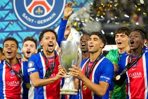 Pemain Paris Saint-Germain merayakan kemenangan di ajang UEFA Super Cup