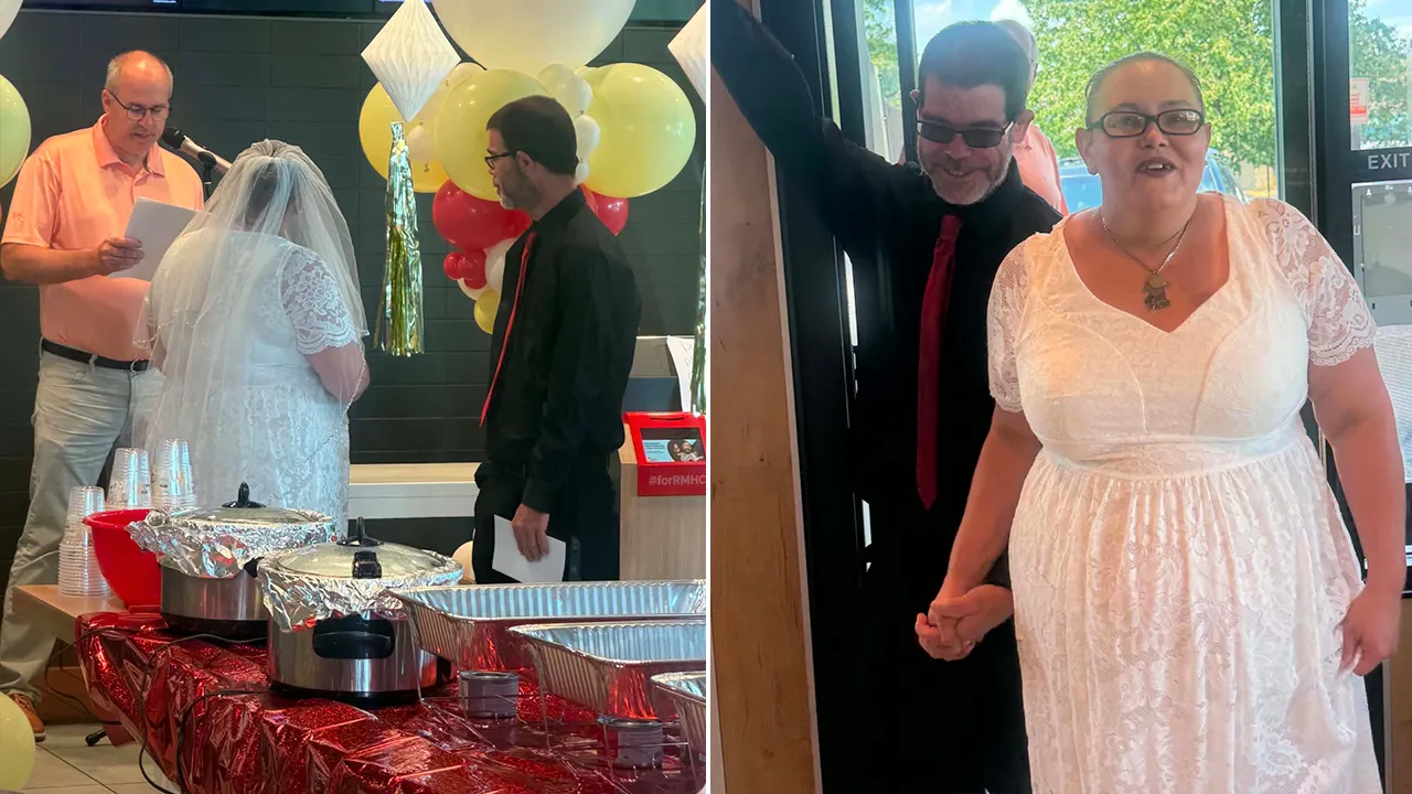 Pasangan pengantin Jamie dan George Callicoat berpose di depan restoran McDonald's tempat mereka menikah