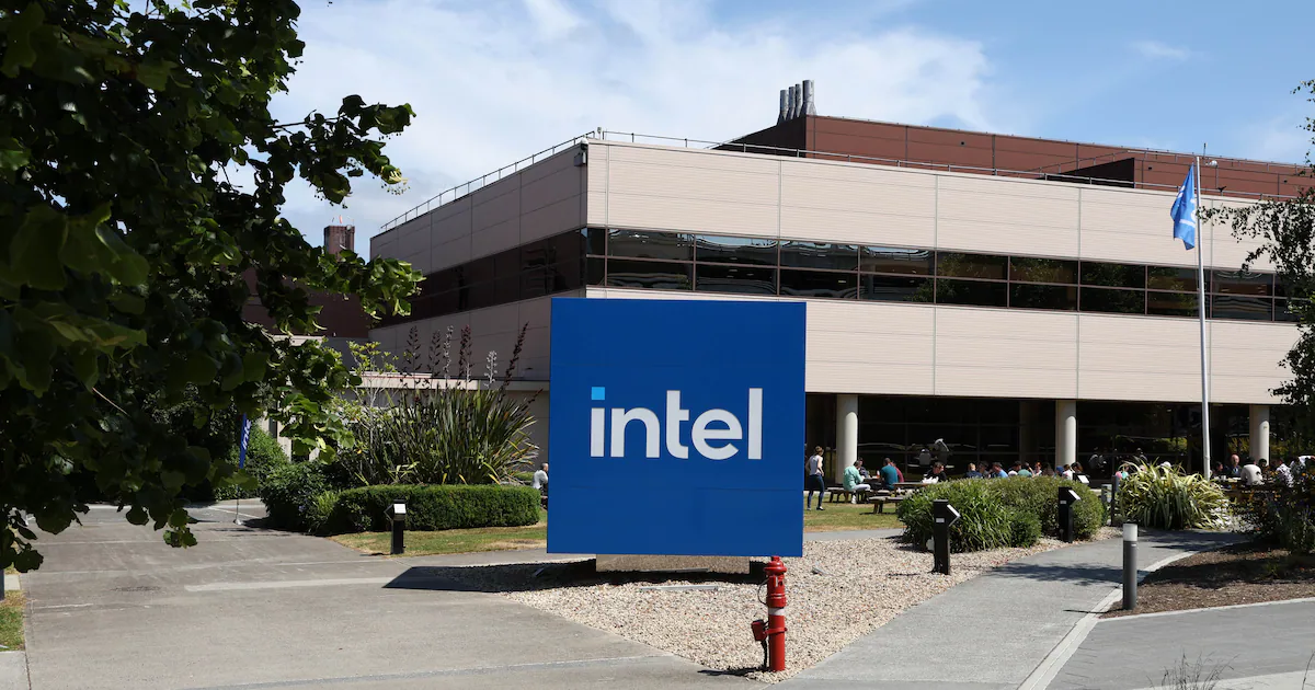 Grafik pergerakan saham teknologi Intel dan Nvidia di pasar keuangan global