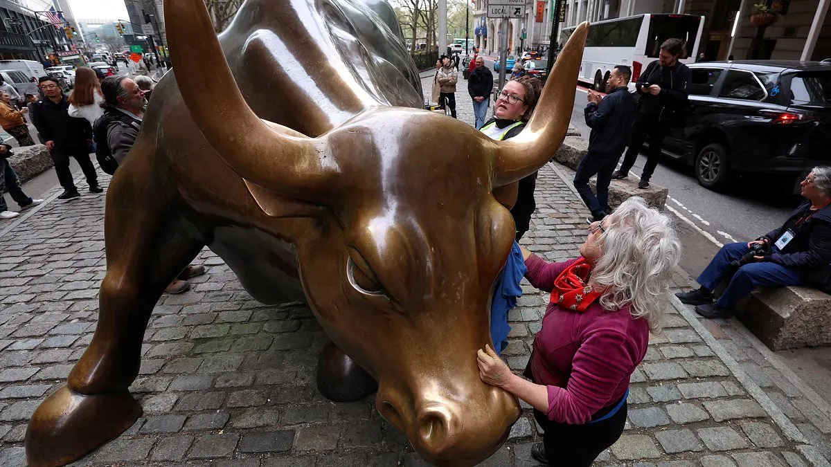 Ilustrasi grafik pergerakan saham Wall Street dan indeks S&P 500 di Amerika Serikat