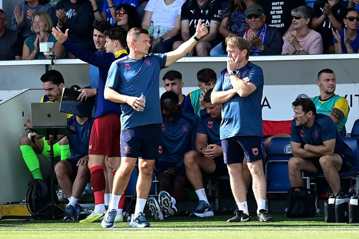 Manajer Preston North End Paul Heckingbottom saat memberikan keterangan pers terkait pembatalan uji coba melawan Barcelona