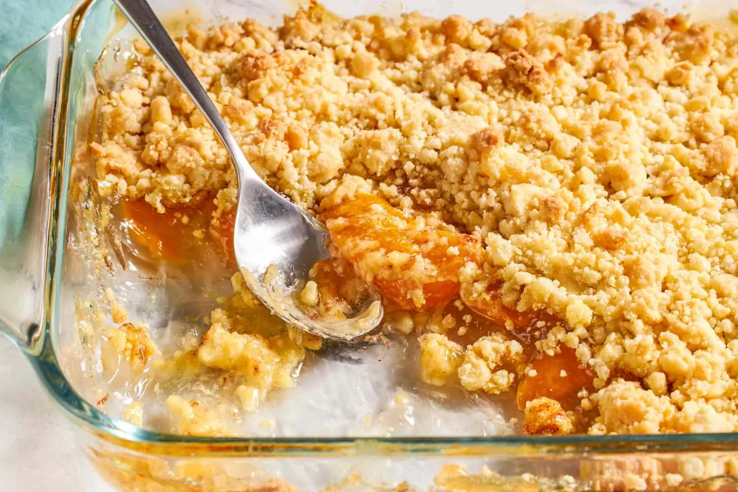 Sajian Peach Dump Cake lezat sebagai dessert praktis tiga bahan
