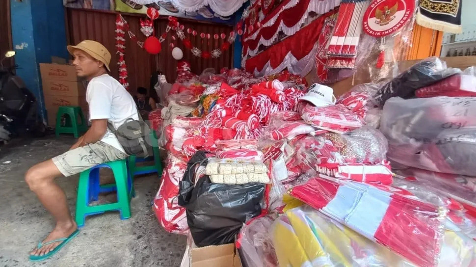 Pedagang pernak-pernik 17 Agustus di Tanah Abang mengeluhkan sepinya pembeli