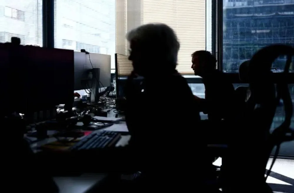 Pekerja muda cemas AI ambil alih pekerjaan padahal data Stanford ungkap fakta berbeda