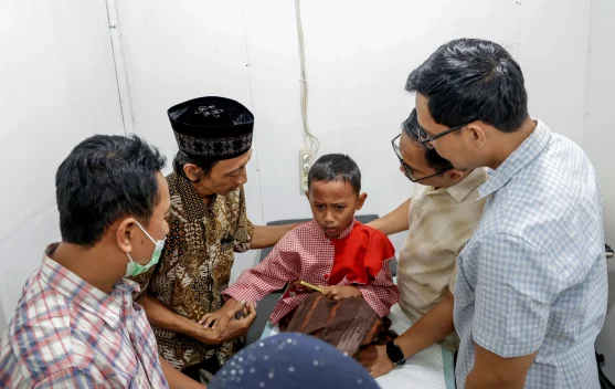 Wali Kota Surabaya Eri Cahyadi meninjau khitan massal untuk anak di Gedung Wanita