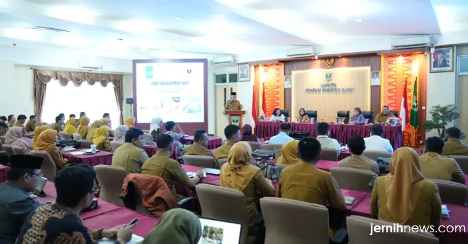 Gubernur Sumbar Mahyeldi saat meninjau persiapan pelatihan pengelolaan pembiayaan daerah