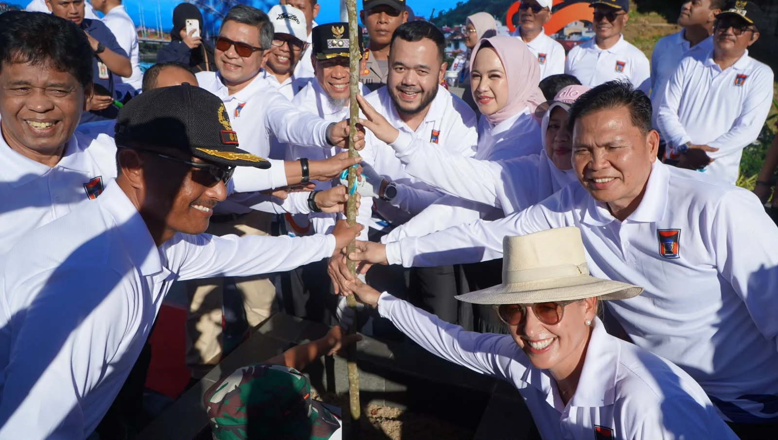 Penanaman pohon tanjung oleh Wali Kota Padang dan Wali Kota Hildesheim