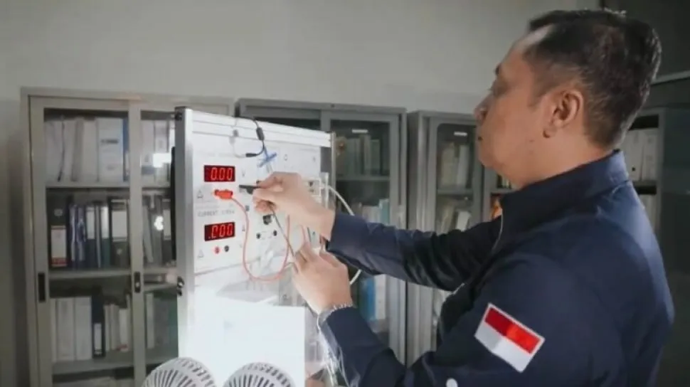 Ilustrasi teknologi Solar Chimney dan panel surya inovasi peneliti ITS untuk energi terbarukan
