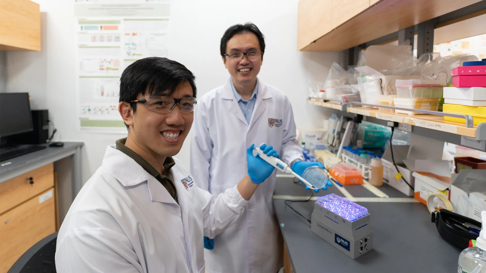 Associate Professor Poh Chueh Loo dan Linus Tan Yu Han dari National University of Singapore