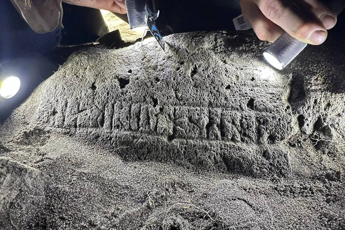 Ilustrasi penemuan batu bertulis runes di situs arkeologi Kepulauan Faroe