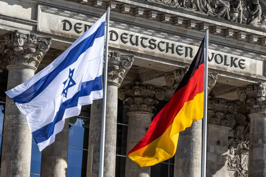 Bendera Israel dan Jerman berkibar di depan gedung parlemen di Berlin