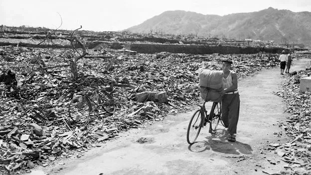 Ilustrasi penjatuhan bom atom Nagasaki dalam sejarah Perang Dunia II