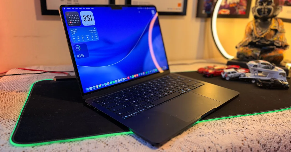 Seseorang sedang menggunakan MacBook Air di meja kerja
