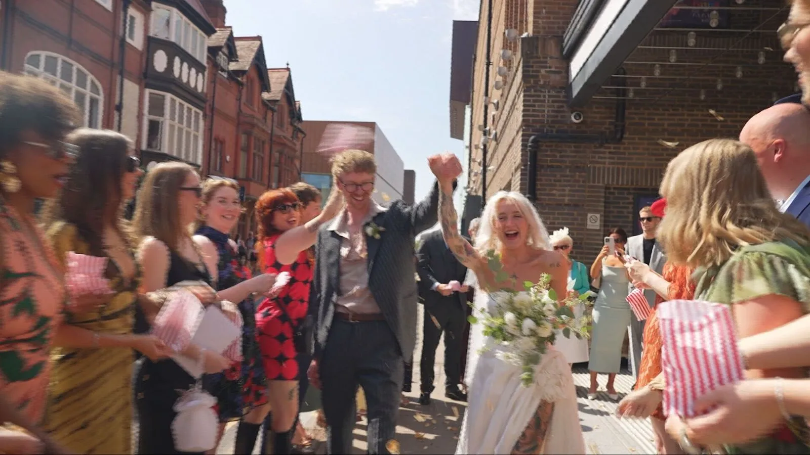 Pengantin wanita mengenakan gaun seharga 2 pound di Chester