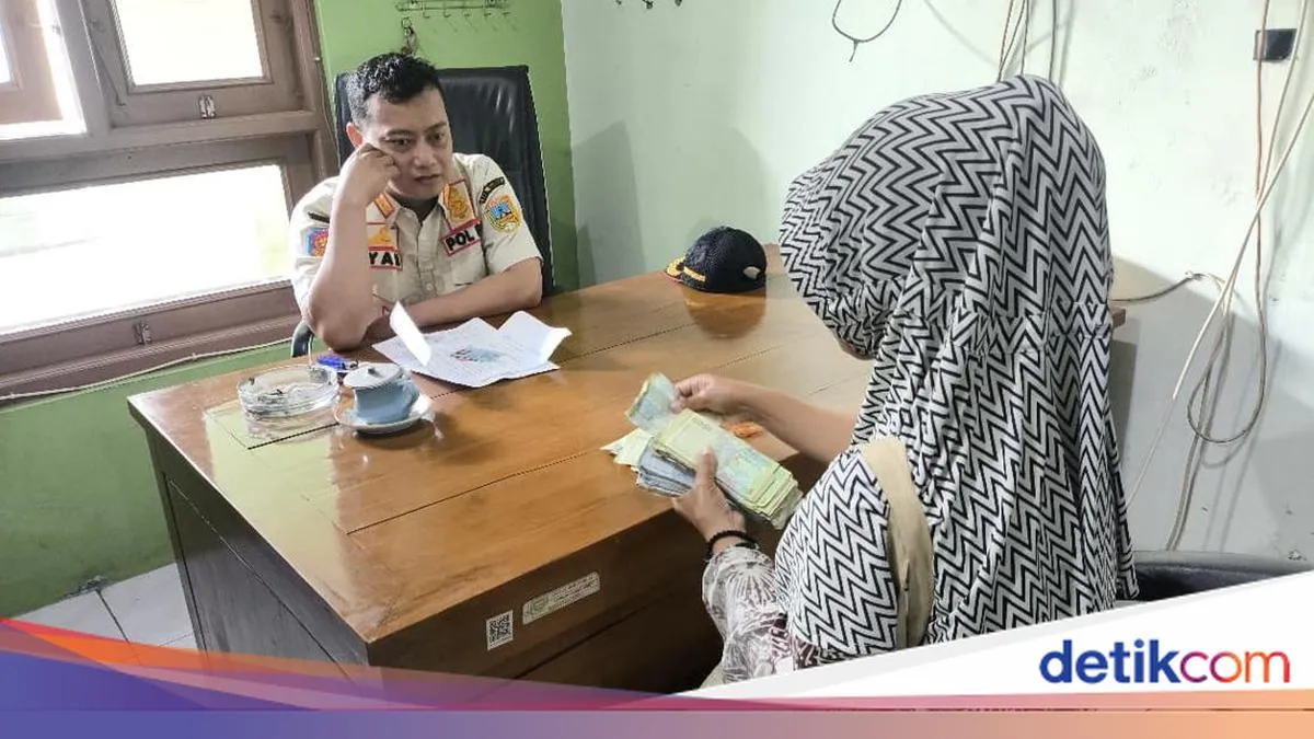Razia pengemis di kawasan wisata religi Menara Kudus oleh Satpol PP