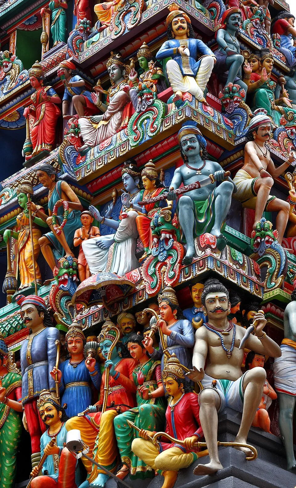 Ilustrasi keragaman unsur kebudayaan tradisional dan modern di masyarakat