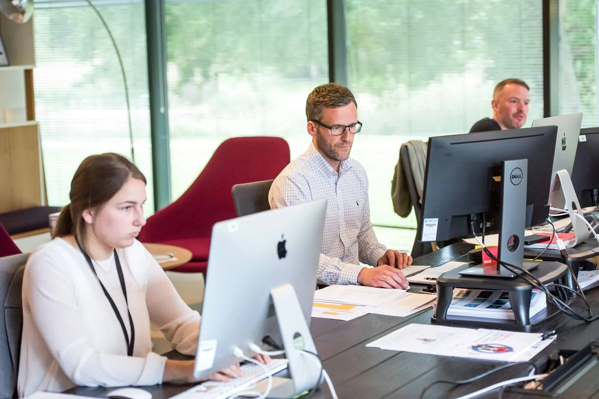 Ilustrasi outsourcing back office dalam operasional bisnis rekrutmen
