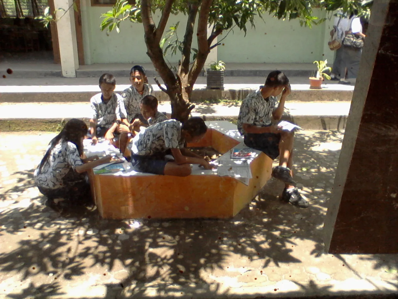 Gedung sekolah menengah pertama di Indonesia saat kegiatan belajar