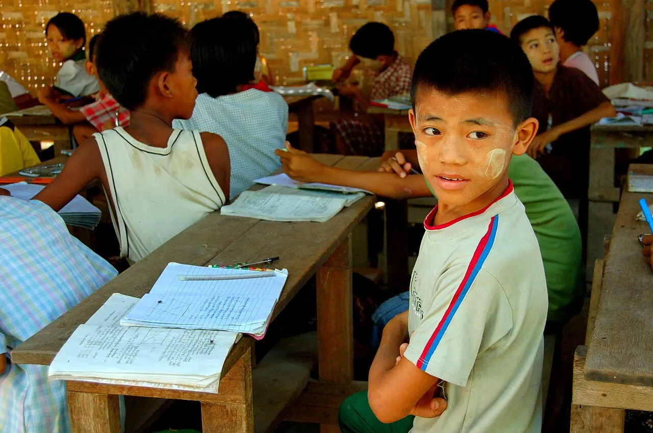 Gedung sekolah menengah pertama di Indonesia dalam sistem pendidikan nasional