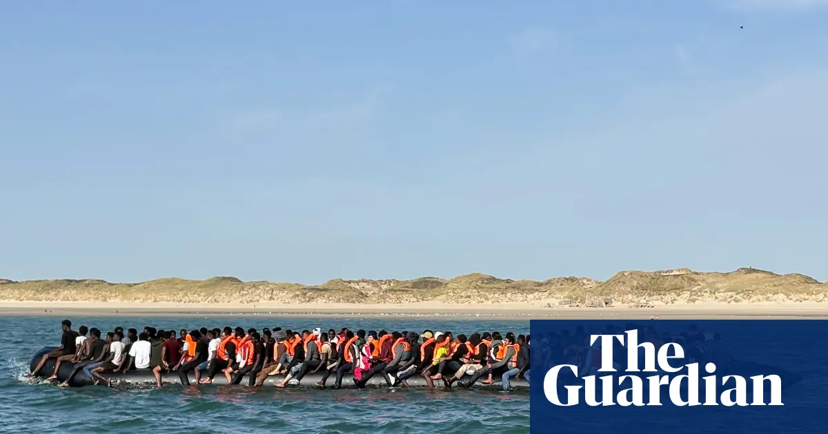 Perahu mega-dinghy yang membawa migran menyeberangi Selat Inggris