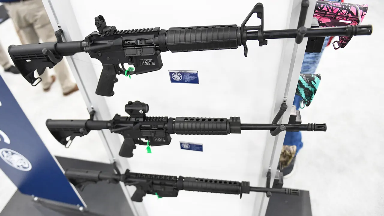 Senjata api semi-otomatis bergaya AR-15 dipamerkan dalam acara konvensi senjata di AS