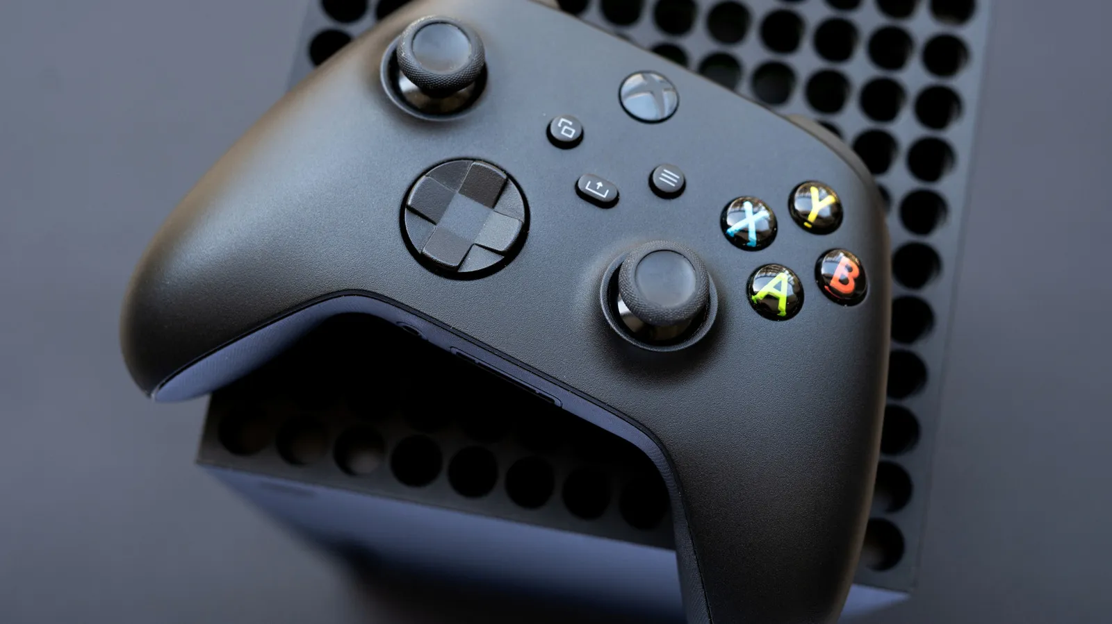 Konsol Xbox Series X diletakkan di samping perangkat gaming PC