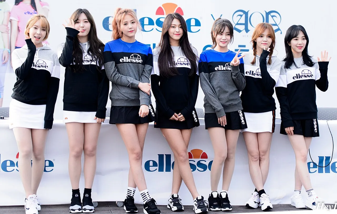 Grup K-Pop AOA saat tampil dalam promosi musik