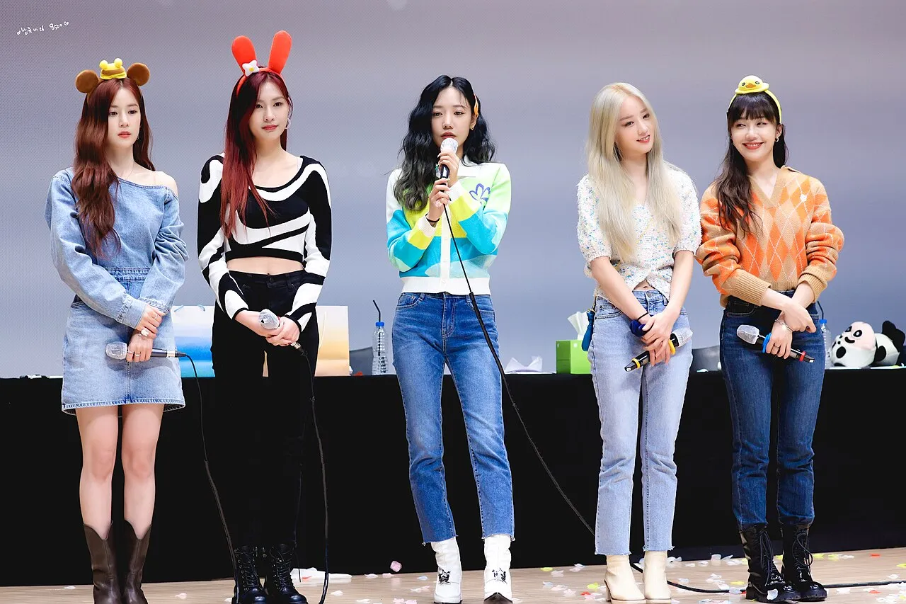 Grup K-Pop Apink saat tampil dalam promosi album musik