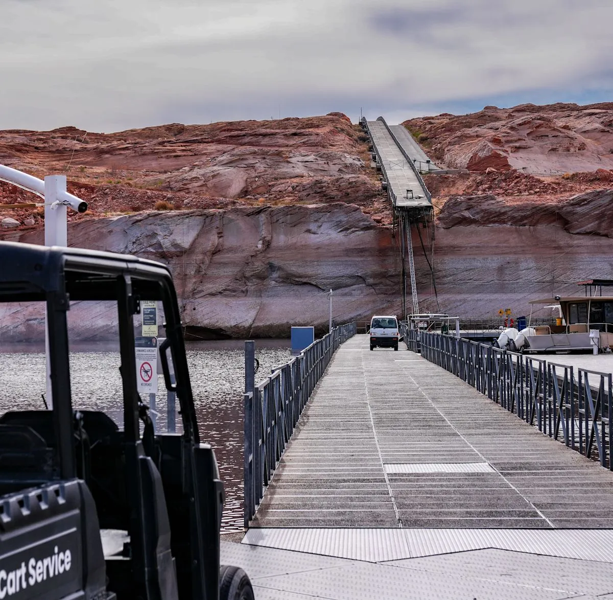 Permukaan air Lake Powell yang menyusut akibat kekeringan parah