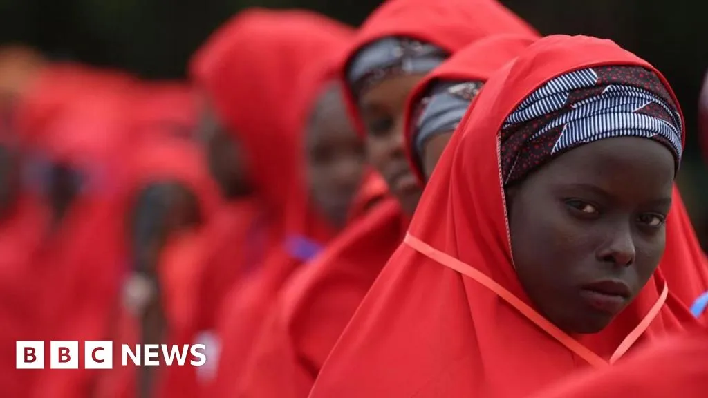 Suasana pernikahan massal di kota Kano Nigeria dengan pengantin mengenakan pakaian seragam