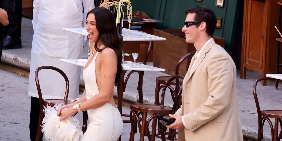 Penyanyi Dua Lipa dan Callum Turner saat menghadiri acara pernikahan mewah di Sisilia Italia