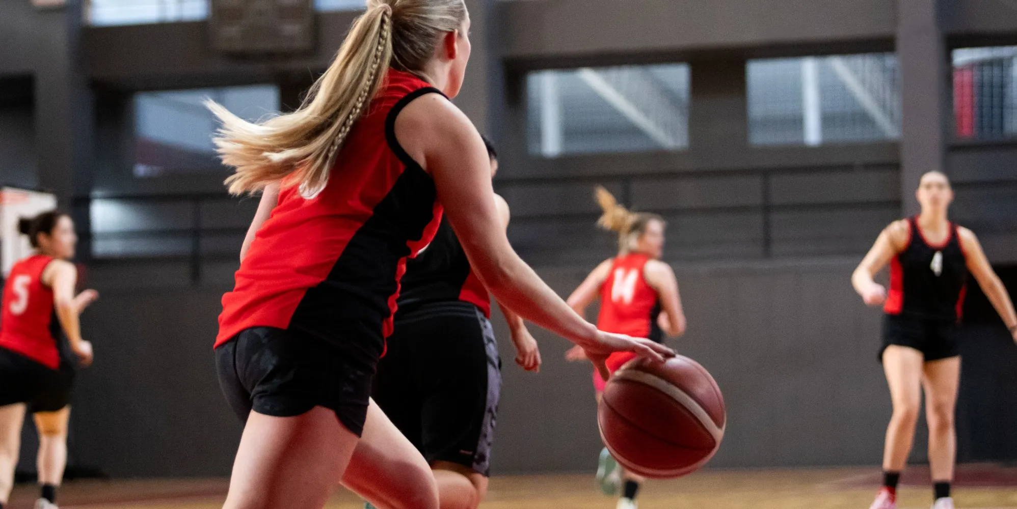 Ilustrasi lapangan basket wanita yang menjadi sorotan usai pernyataan kontroversial pendeta Eric Conn
