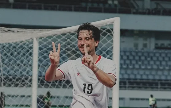 Pelatih Persib Bandung Igor Tolic memberikan instruksi kepada pemain di lapangan latihan