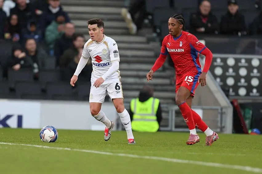 Gelandang Liam Kelly resmi bergabung dengan Peterborough United dari Milton Keynes