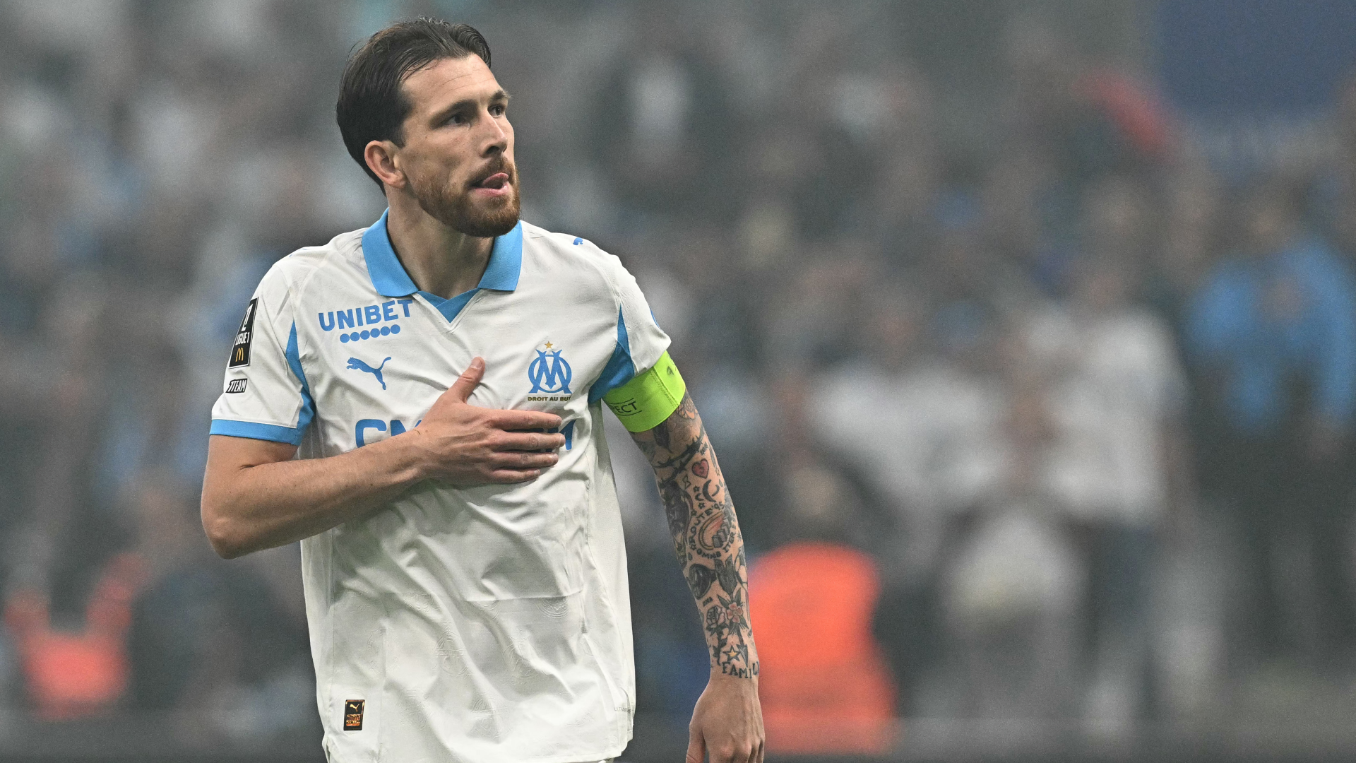 Pierre-Emile Hojbjerg saat berlaga bersama Marseille tanpa ban kapten