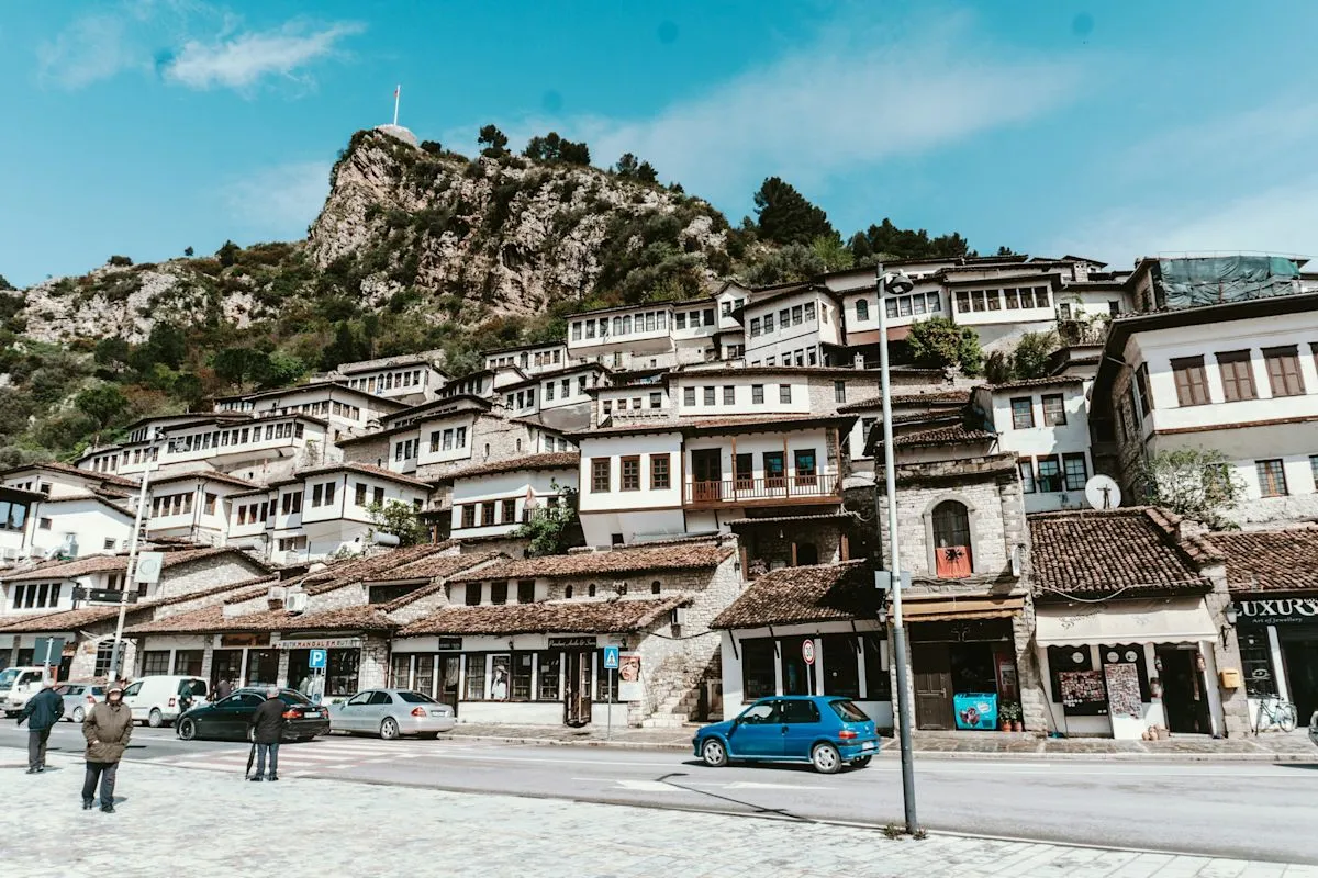 Pemandangan kota pesisir Vlorë di Albania yang menjadi tujuan favorit pensiunan
