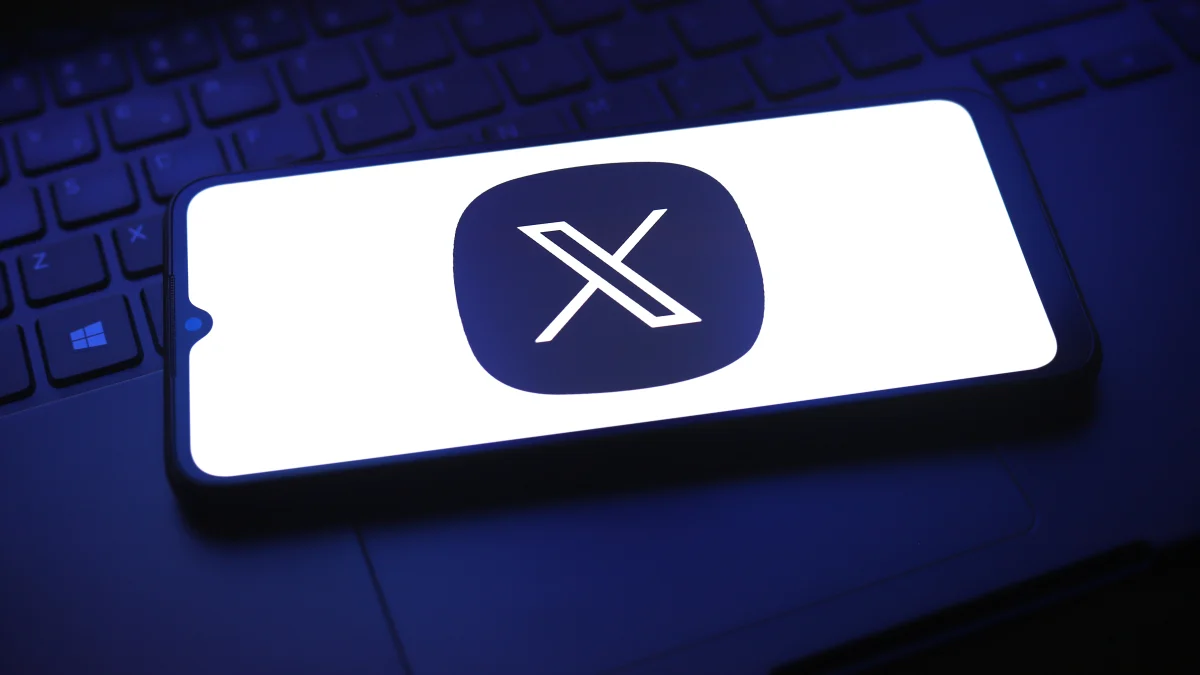Tampilan logo aplikasi media sosial X di layar ponsel pintar