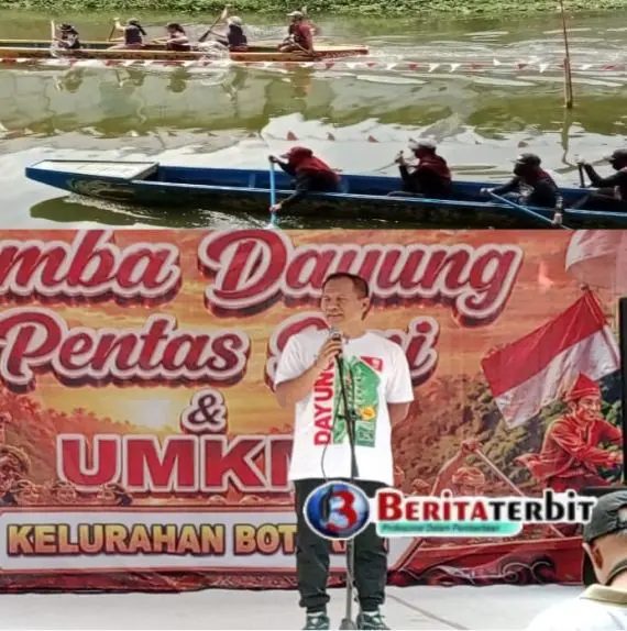 Plt Bupati Tulungagung Ahmad Baharudin membuka lomba dayung di Botoran