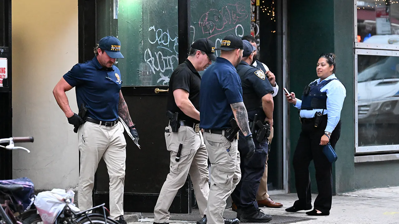 Polisi NYPD menembak mati pria bersenjata pisau daging di Manhattan