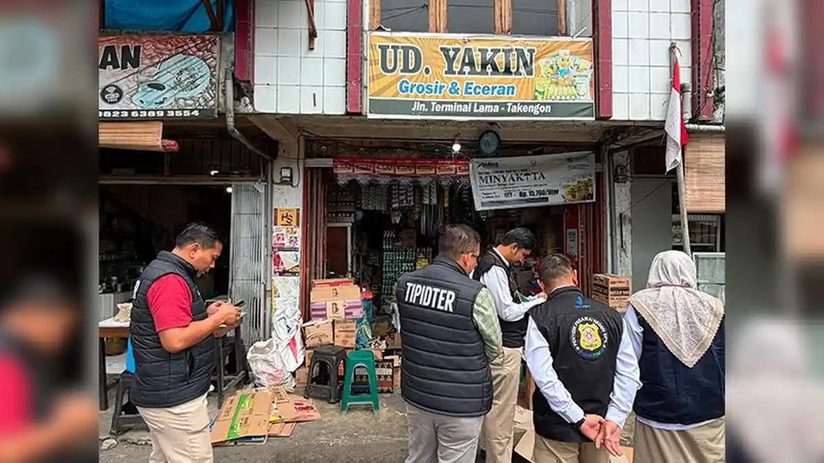 Petugas Polres Aceh Tengah dan BPOM saat menyita obat ilegal di Bebesen
