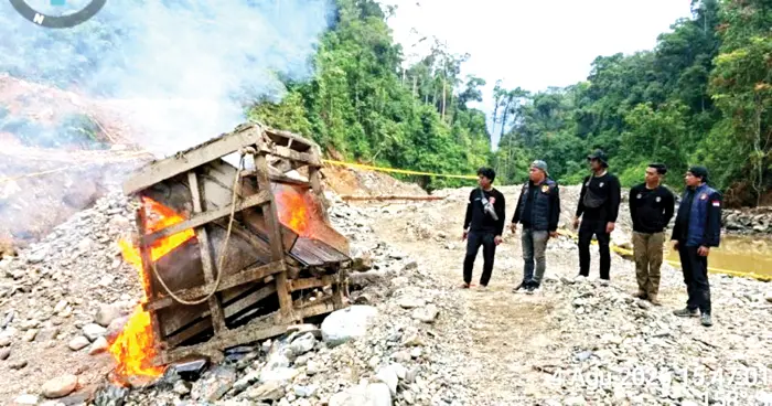 Petugas Polres Solok Selatan membakar peralatan tambang ilegal di Sungai Bangko